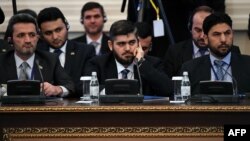Сирия оппозициясы делегациясының жетекшісі Мохаммад Аллуш келіссөзде отыр. Астана, 23 қаңтар 2017 жыл. 
