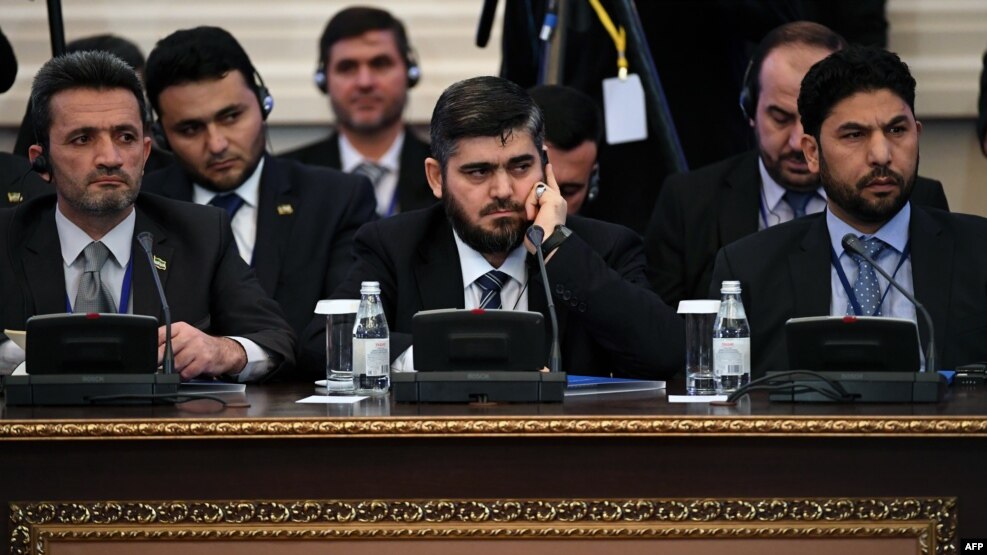 Сирия оппозициясы делегациясының жетекшісі Мохаммад Аллуш келіссөзде отыр. Астана, 23 қаңтар 2017 жыл. 