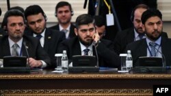 Сирия оппозициясы делегациясының басшысы Мохаммад Аллуш (ортада). Астана, 23 қаңтар 2017 жыл.