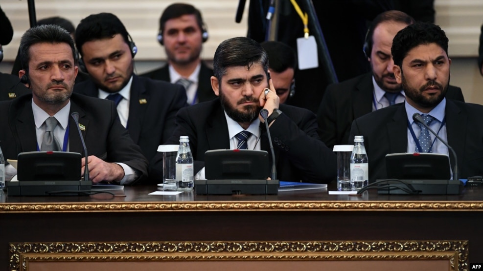 Suriya silahlı müxalifətinin nümayəndəsi Muhammad Allush (ortada) Astana danışqılarında