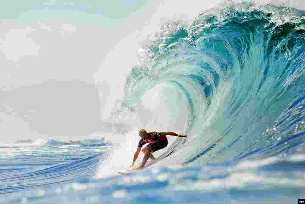 Jamie O'Brien of the United States in action during the semifinal of the Billabong Men's Pipe Masters Invitational surfing event, the final stop of the ASP World Championship Tour in Haleiwa, Hawaii. (epa/Kelly Cestari)