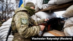 Украинский военнослужащий на блокпосте в городе Житомир, 27 февраля