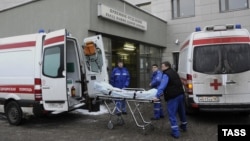 Paramedics remove the body of mob boss Aslan Usoyan, known as "Grandfather Khasan," in Moscow on January 16.