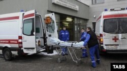 Сотрудники скорой помощи у приемного отделения Боткинской больницы, в которой скончался Аслан Усоян