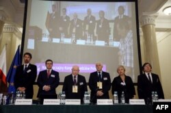 Малгажата Герсдорф (другая справа)