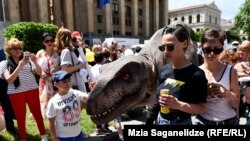 В прошлом году на проспекте Руставели было многолюдно и зрелищно