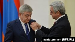 Prezident Serj Sarkisian (sağda) qardaşı Levi təltif edir. 2016