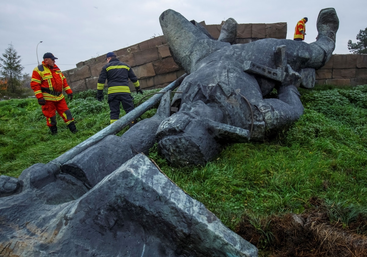 During the dismantling of the Soviet "liberators" monument in Ukraine's Zakarpattia region. Uzhhorod, November 9, 2022. Its removal had been sought by a coalition of Zakarpattia organizations called "For the De-Russification of Zakarpattia."