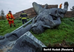 Під час демонтажу пам'ятника «радянським визволителям» на українському Закарпатті. Ужгород, 9 листопада 2022 року. Його демонтажу домагалася коаліція організацій Закарпаття «За дерусифікацію Закарпаття»
