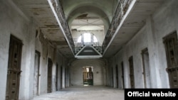Burgu Ramnicu Sarat , tash memorial i viktimave të komunizmit. 