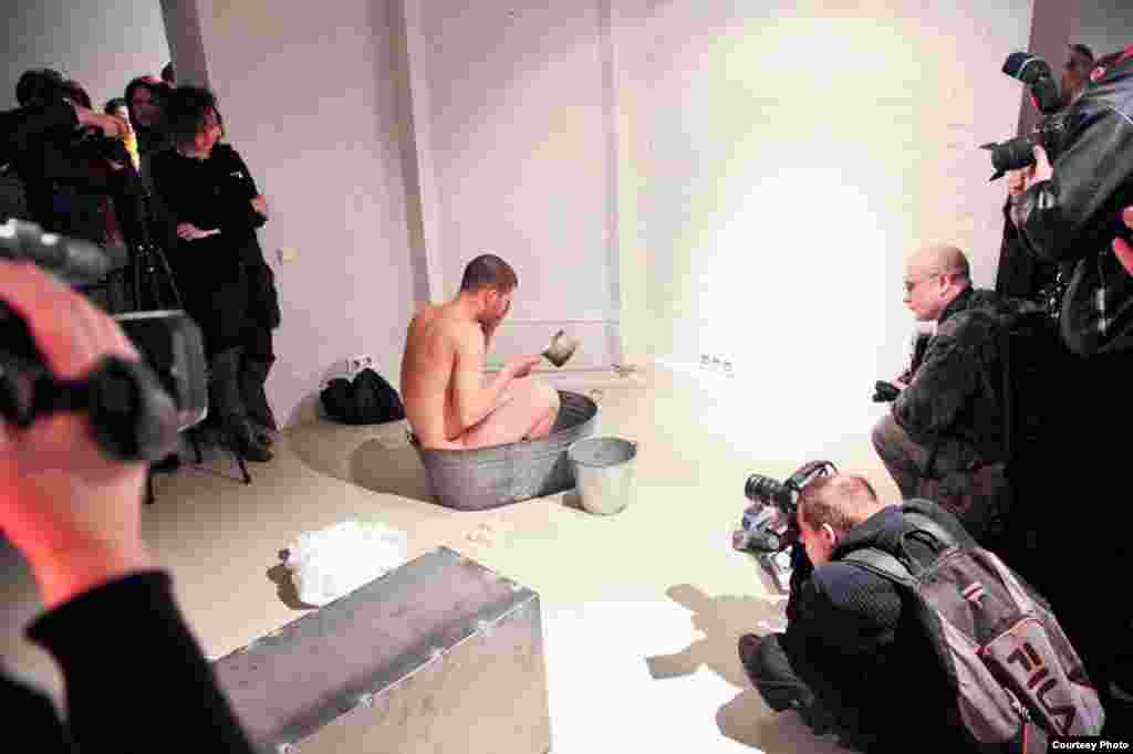 № 001 – Андрей Кузькин «ВСЕ ВПЕРЕДИ». 2011 год. Перформанс в «Открытой галерее». Courtesy «Открытая галерея»