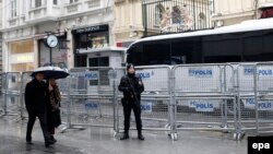Сотрудник полиции в центре Стамбула. Иллюстративное фото.