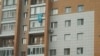 Жандос Құрманбаевтың пәтері балконында ілініп тұрған Қазақстан туы. Ақпан, 2015 жыл.