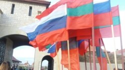 Drapele ale Rusiei și regiunii separatiste transnistrene la Cetatea Tighina