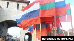 Drapele ale Rusiei și regiunii separatiste transnistrene la Cetatea Tighina