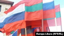 Drapelele Rusiei și ale regiunii separatiste transnistrene a Republicii Moldova