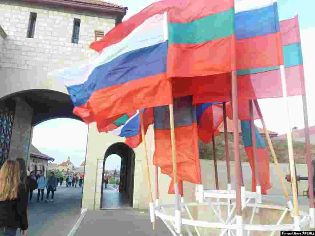 Drapelele Federației Ruse și ale regiunii transnistrene la intrarea în Cetatea Tighina (Bender).