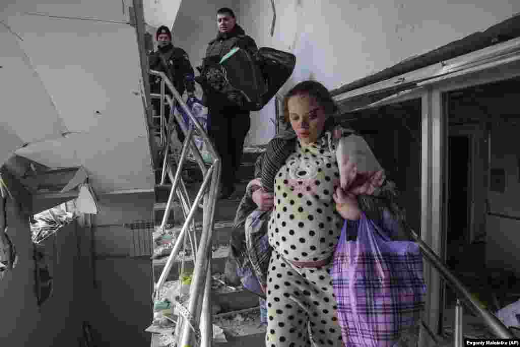 Egy várandós nő próbálja mihamarabb elhagyni a kórházat, miután direkt bombatalálat érte az épületet szerda délután