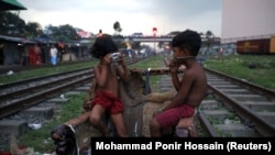 Dy fëmijë në Bangladesh.