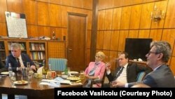  Ludovic Orban fumând în sediul guvernului