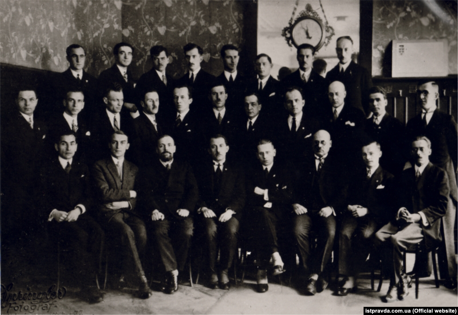 Перший Конгрес українських націоналістів у Відні, 1929 рік. Сидять зліва направо 1 ряд: Юліан Вассиян, Дмитро Андрієвський, Микола Капустянський, Євген Коновалець, Микола Сціборський, Яків Моралевич, Володимир Мартинець, Микола Вікул. Стоять зліва направо 2 ряд: Іван Малько, Осип Бойдуник, Максим Загривний, Євген Зиблікевич, Петро Кожевників, Дмитро Демчук, Леонід Костарів, Олесь Бабій, Ріко Ярий, Михайло Антоненко, Зенон Пеленський. Стоять зліва направо 3 ряд : Юрій Руденко, Ярослав Барановський, Степан Охримович, Степан Ленкавський, Андрій Федина, Ярослав Герасимович, Теофіл Пасічник-Тарнавський, Олександр Згорлякевич