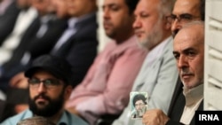 عکسی از دیدار نمایندگان مجلس با علی خامنه‌ای، خرداد ۱۳۹۷