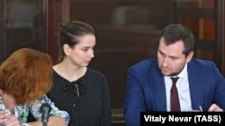  Элина Сушкевич (в центре) во время заседания суда (архивное фото)