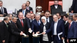 Kryeministri turk, Binali Yildirim dhe deputetë të pushtetit votojnë për reformë kushtetuese 