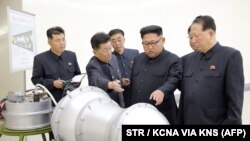 Фота, распаўсюджанае афіцыйнай агенцыяй Паўночнай Карэі KCNA ў 2017 годзе, не ўдакладняе ні месца, ні даты, калі яно было зробленае. 