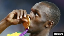 Usian Bolt slavi zlatnu medalju u pobjedi na 200 metara 9. avgusta 2012. godine 