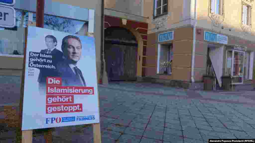 Lupta declarațiilor. În prim plan: „Islamizarea trebuie oprită!” . Pe imaginea din spate: „Islamul face parte din societatea austriacă”.