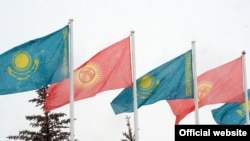 Флаги Кыргызстана и Казахстана. Иллюстративное фото.