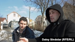 Житель села Малехов Юрий (слева) и его знакомый. Львовская область, 12 февраля 2015 года.