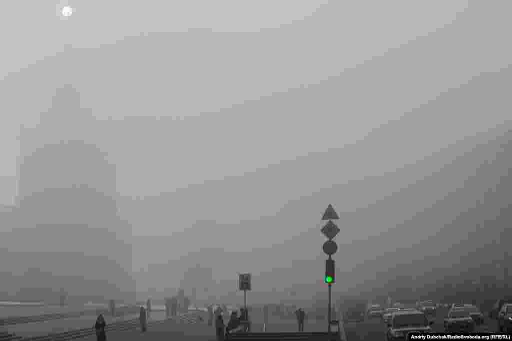 Smog envelopes downtown Kyiv, Ukraine. (RFE/RL/Andriy Dubchak)