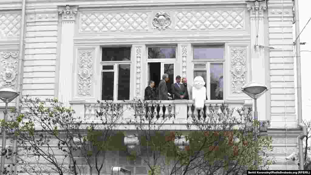 Відтепер він знайшов нову домівку на балконі музею Тараса Шевченка.