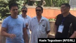 Встреча гражданских активистов в парке имени Ганди в Алматы. Слева - Алмат Жумагулов. 29 июля 2017 года.
