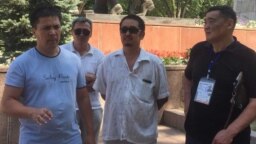 Встреча гражданских активистов в парке имени Ганди в Алматы. Слева – Алмат Жумагулов. 29 июля 2017 года.