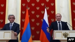 Russia -- Russian President Vladimir Putin (R) and his Armenian counterpart Serzh Sarkisian attend a press conference at the Kremlin in Moscow on August 10, 2016