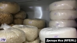 Сахар и крупы на полке продуктового магазина в Шымкенте. 28 сентября 2018 года.