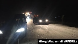 Ночью на дороге Вазиани-Гомбори-Телави автомобилисты столкнулись с проблемами из-за гололеда и интенсивного снегопада