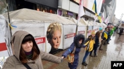 Участники "евромайдана" на Украине формируют "живую цепь" до границы с Польшей