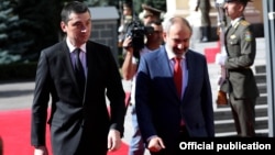 Встреча премьер-министра Армении Никола Пашиняна (справа) и премьер-министра Грузии Гиоргия Гахарии в Ереване, 15 октября 2019 г.
