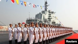 Почетный караул ВМФ Китая стоит в ожидании смотра китайского авианосца «Ляонин» в Даляне, провинция Ляонин, 25 сентября 2012 года