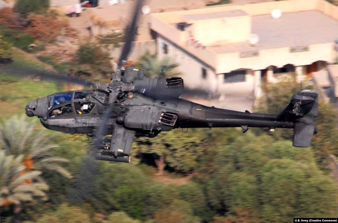 Вертолет AH-64 Apache, который, по словам представителя Пентагона, участвовал в отражении атаки на позиции "Сирийских демократических сил"