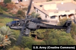 Вертолет AH-64 Apache, который, по словам представителя Пентагона, участвовал в отражении атаки на позиции "Сирийских демократических сил"