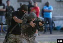 Antrenament de voluntari in Mariupol.