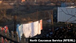 Белье сушится во дворе