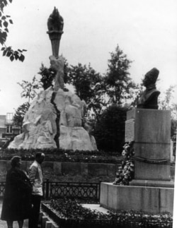 Бюст Щетинкина в сквере Героев Революции.1950-е годы