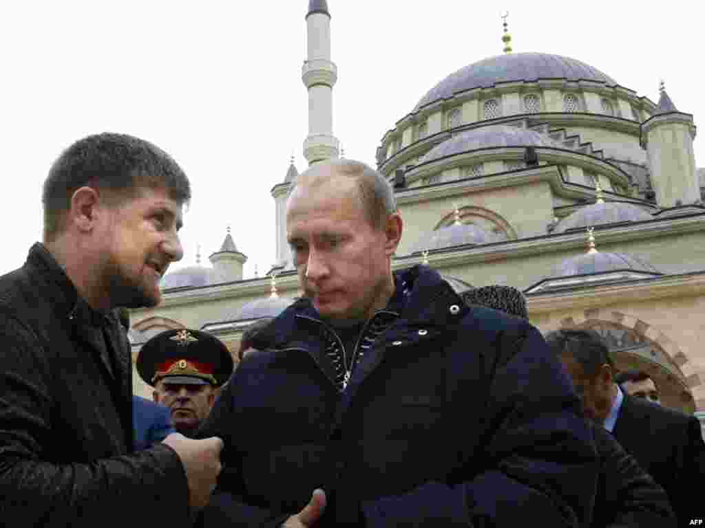 Vladimir Putin və Ramzan Kadırov Qroznıda məscidin fonunda. 16 sentyabrda Rusiyanın baş naziri bu regiona səfər edib. Foto: Aleksey Nikolsiy AFP üçün