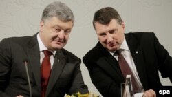 Президент Украины Петр Порошенко и президент Латвии Раймондс Вейонис